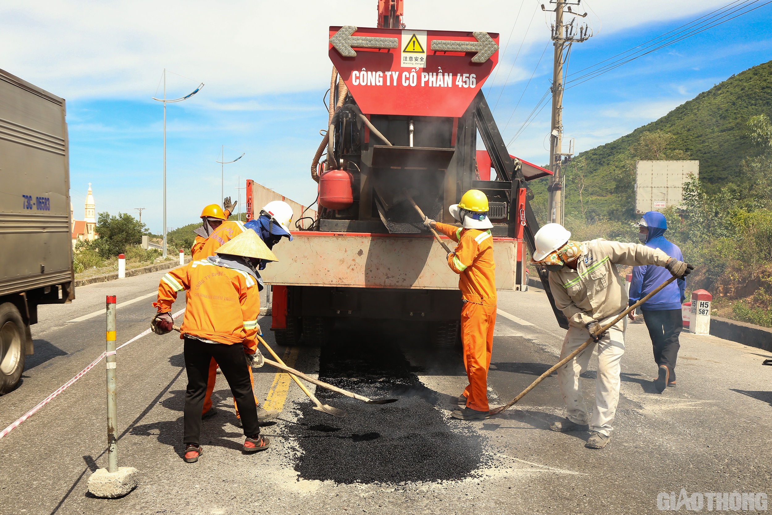 Ông Lê Thái Quang Hào - Giám đốc Công ty CP 456 cho biết: Công ty đã bỏ ra 5 tỷ đồng để đầu tư hệ thống dây chuyền cào bóc tái chế nóng tại chỗ. Với dây chuyền này, các điểm đường bị rạn nứt, ổ gà đều được vá thảm thay vì vá láng thủ công tuổi thọ ngắn, thiếu bằng phẳng.
