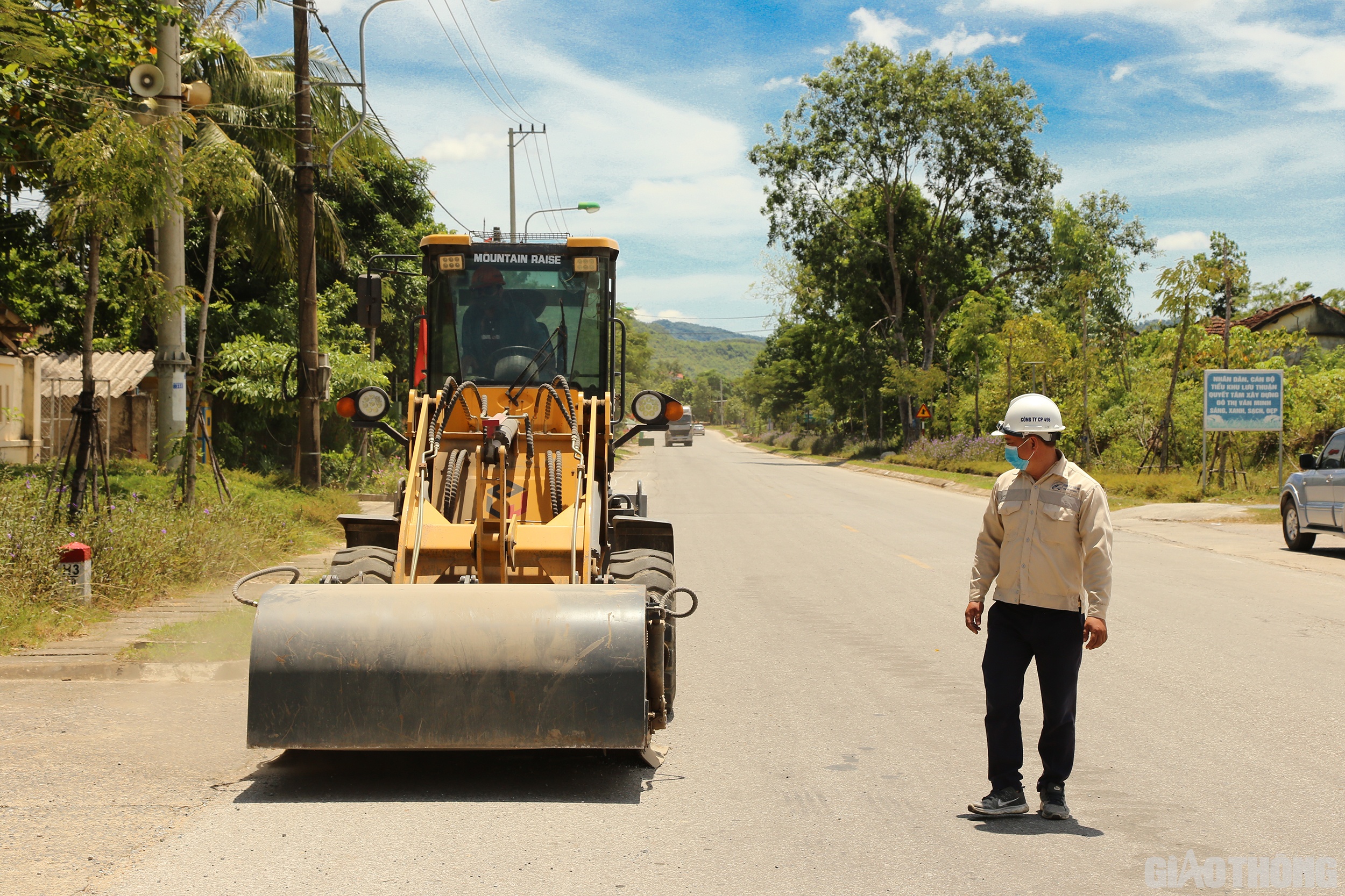 Để nâng cao hiệu quả việc quét dọn đất, bụi và rác trên các tuyến đường, Công ty CP 496 đã đầu tư mua luôn cả hệ thống quét dọn đường trị giá gần 1 tỷ đồng. Một công nhân trên tuyến cho biết: Nếu như trước đây một nhóm công nhân 4 - 5 người làm 1 buổi chỉ quét dọn được 1 đoạn đường chừng 2km. Thì nay, chỉ cần 1 máy chạy 1 buổi là cả chục km đường được quét gọn sạch sẽ.