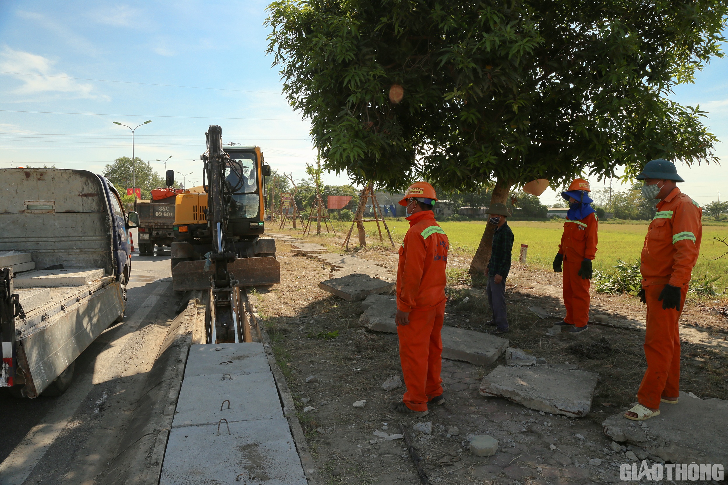 Việc cơ giới hóa vừa nâng cao hiệu quả công việc, giảm bớt nhân công, đồng thời thể hiện tính chuyên nghiệp, hiện đại của đơn vị bảo trì. (Trong hình là công nhân của Công ty CP 456 đang dùng máy múc với loại gàu cải tiến để vét rãnh và thay thế nắp đậy rãnh kín bị hư hỏng)