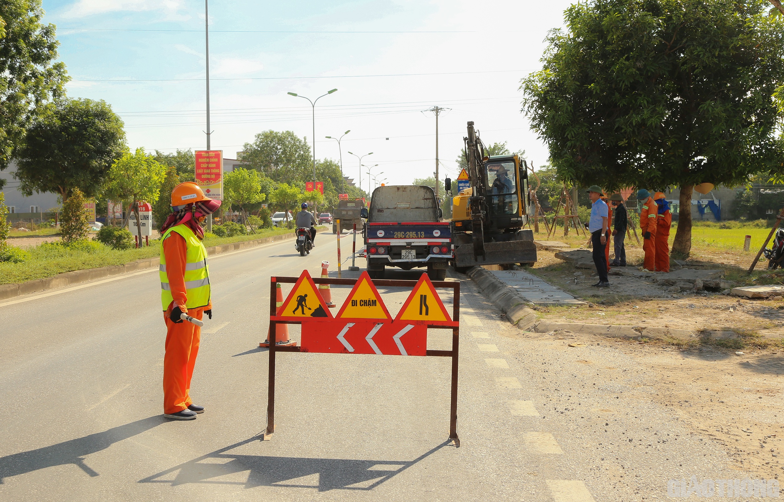 Trái ngược hoàn toàn với trước đây, việc duy tu bảo dưỡng các tuyến đường nói trên đã được cơ giới hóa rất nhiều để thay thế cách làm thủ công "hao người, tốn sức".