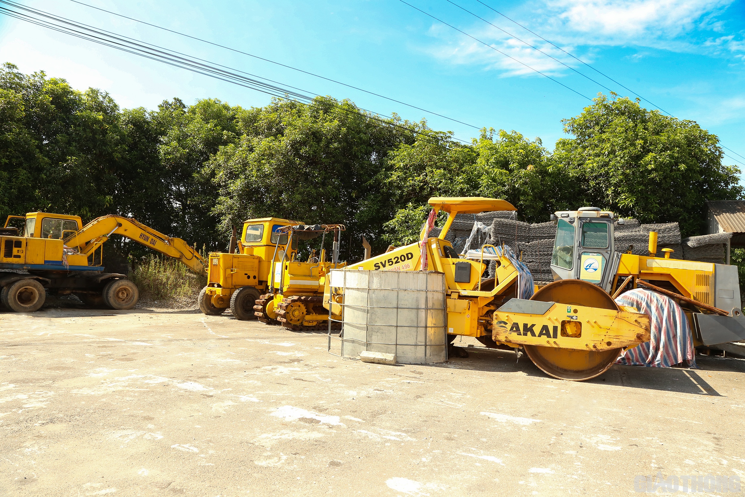 Ngoài các loại vật liệu dự phòng, rất nhiều máy móc cũng đã được huy động đến các hạt khu vực xung yếu để khi có sự cố trên tuyến có thể xử lý để đảm bảo giao thông luôn an toàn, thông suốt trong mùa mưa bão.