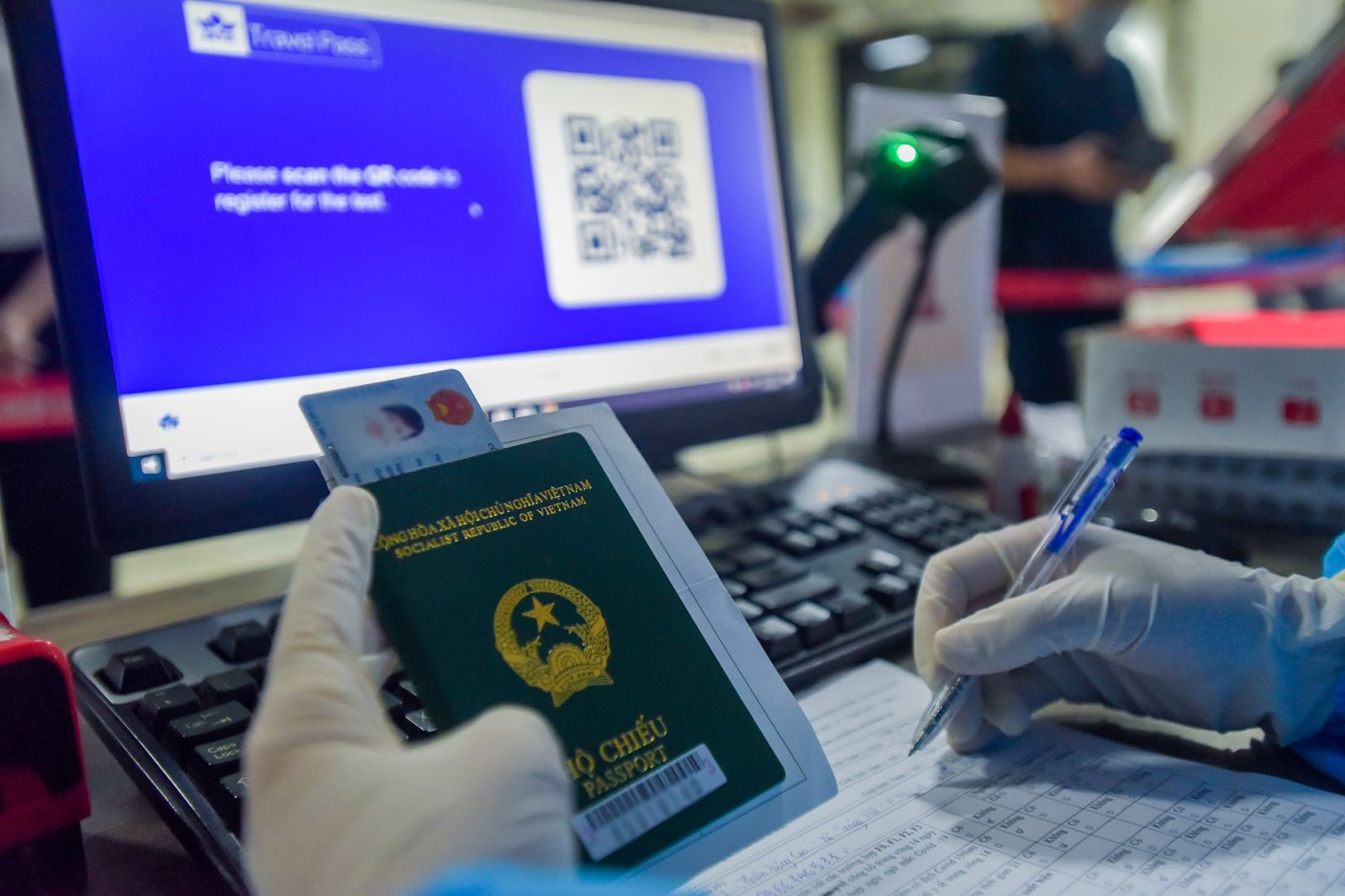 IATA Travel Pass tích hợp một số giải pháp số hàng đầu như du lịch không tiếp xúc, dữ liệu sinh trắc học, chứng nhận sức khỏe điện tử như kết quả xét nghiệm, tiêm vaccine Covid-19. Đây là ứng dụng an toàn, đảm bảo thông tin nhất quán giữa các bên gồm chính phủ, cơ sở xét nghiệm, hãng hàng không và hành khách.