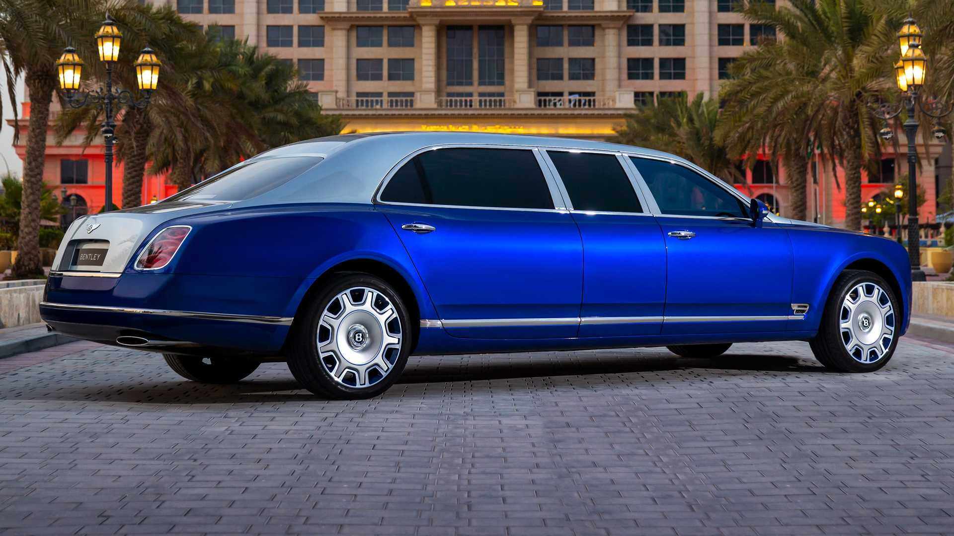 Mỗi chiếc Bentley Mulsanne Grand Limousine đều được kéo dài thêm 1 mét so với bản tiêu chuẩn, trần xe cũng được thêm 79mm cho không gian phía sau
