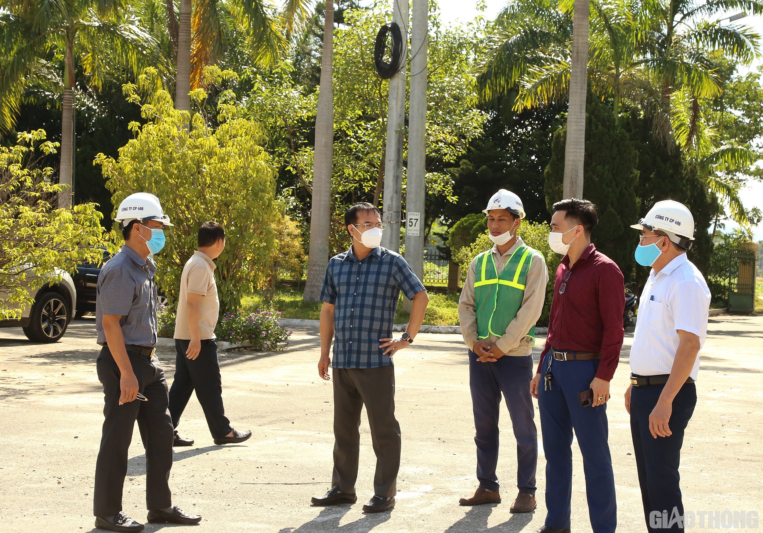 Ngày 12/8, PV Báo Giao thông đã theo chân đoàn công tác Cục QLĐBII đi kiểm tra đột xuất công tác duy tu, bảo dưỡng đường bộ trên các tuyến đường QL1, QL8, QL12C và đường Hồ Chí Minh đoạn qua các tỉnh Hà Tĩnh, Quảng Bình.