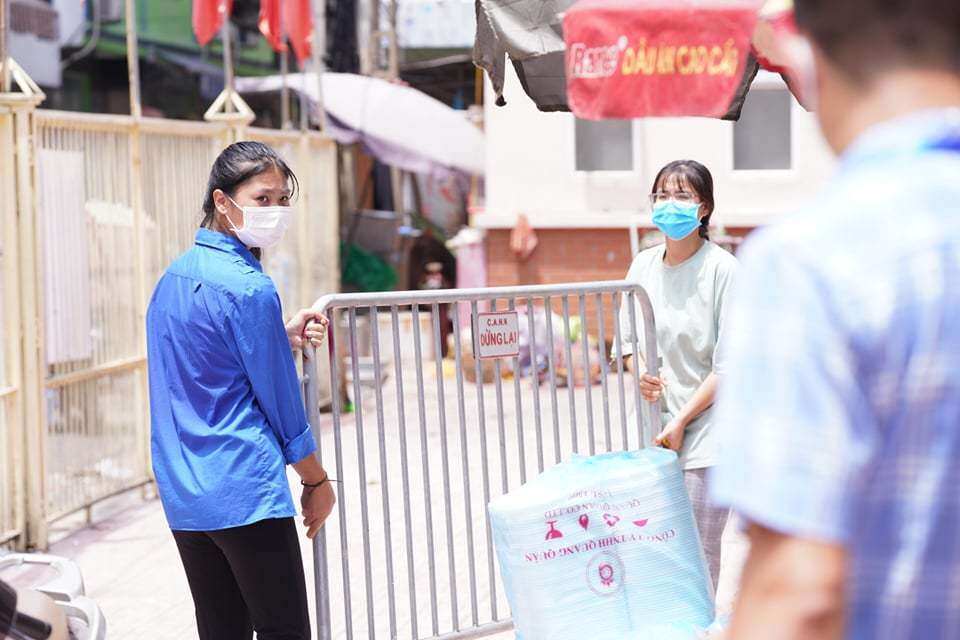 Bước đầu, 2 gia đình trên địa bàn phường và Đoàn Thanh niên phường sẽ phối hợp nấu cơm phát cho người dân trong vòng một tuần. Tuy nhiên, tới hôm nay, qua sự cố gắng giúp sức của người dân, lan tỏa những hành động tốt đẹp trong lúc khó khăn, nên có người góp rau, người góp thịt, người góp cá để kéo dài thời gian hơn nữa, cố gắng hết đợt giãn cách xã hội.