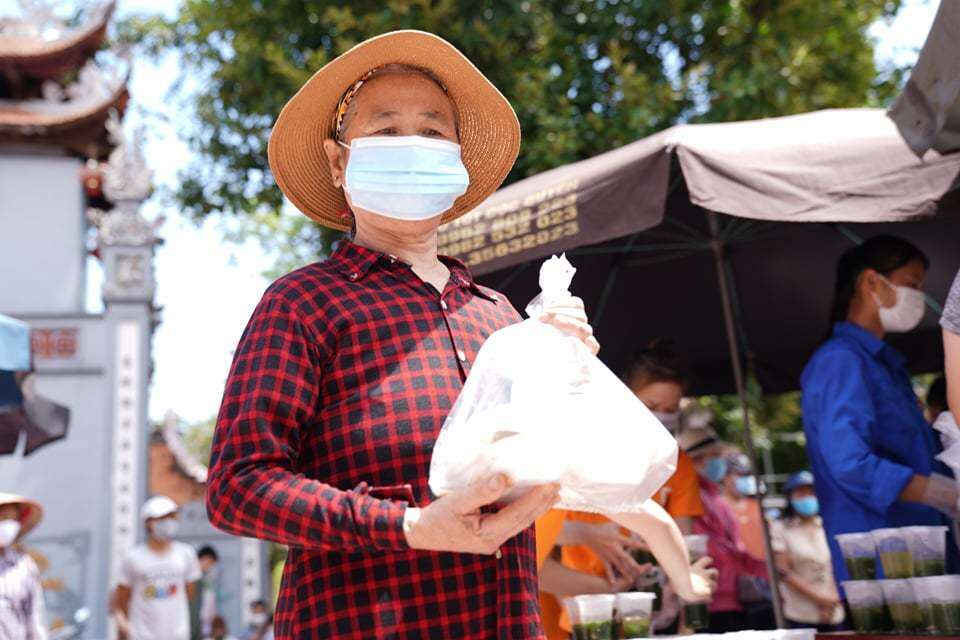 Người đến nhận suất ăn 0 đồng tại đây bày tỏ niềm vui, niềm xúc động trước việc cơ quan chức năng và nhà hảo tâm tổ chức phát cơm miễn phí.