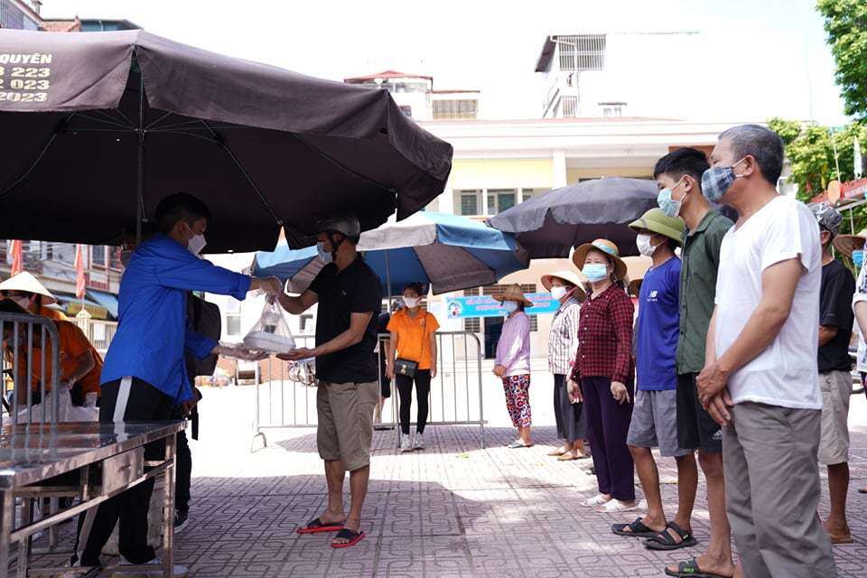 Mấy ngày nay, cứ mỗi buổi trưa trong khuôn viên Nhà văn hóa tổ dân phố 1-3, phường Phú Đô, quận Nam Từ Liêm, TP Hà Nội, từng hàng người là những lao động nghèo, sinh viên mắc kẹt tại Hà Nội xếp hàng ngay ngắn để nhận những suất cơm miễn phí.