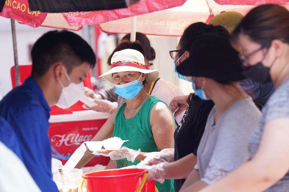 Dù là bữa cơm 0 đồng nhưng thức ăn và cơm được chuẩn bị rất đa dạng, nhiều món và dễ ăn.