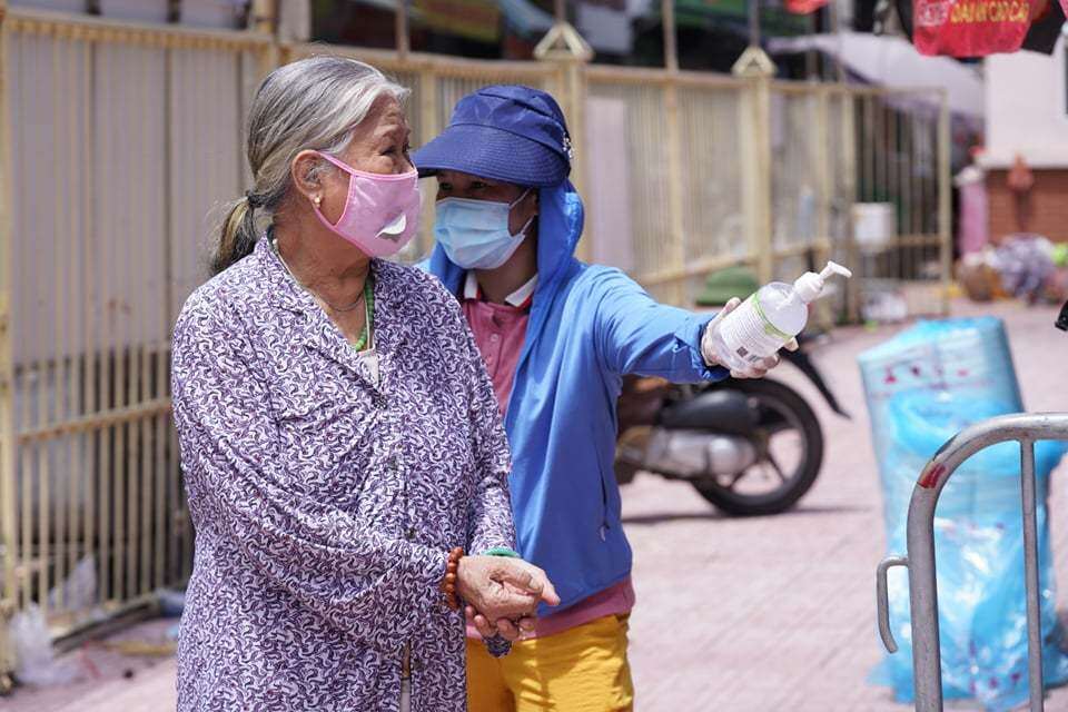 Những người đến đây phải tuân thủ nghiêm ngặt quy định phòng chống dịch Covid-19.