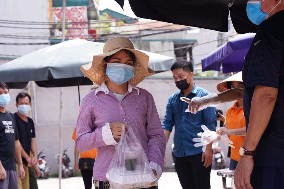 Chị Ngô Thị Nhàn, Bí thư Đoàn TNCS Hồ Chí Minh phường Phú Đô cho biết, hàng ngày nhóm cố gắng duy trì hơn 200 suất ăn miễn phí cho người dân, mỗi suất có chi phí khoảng 35.000-40.000 đồng.