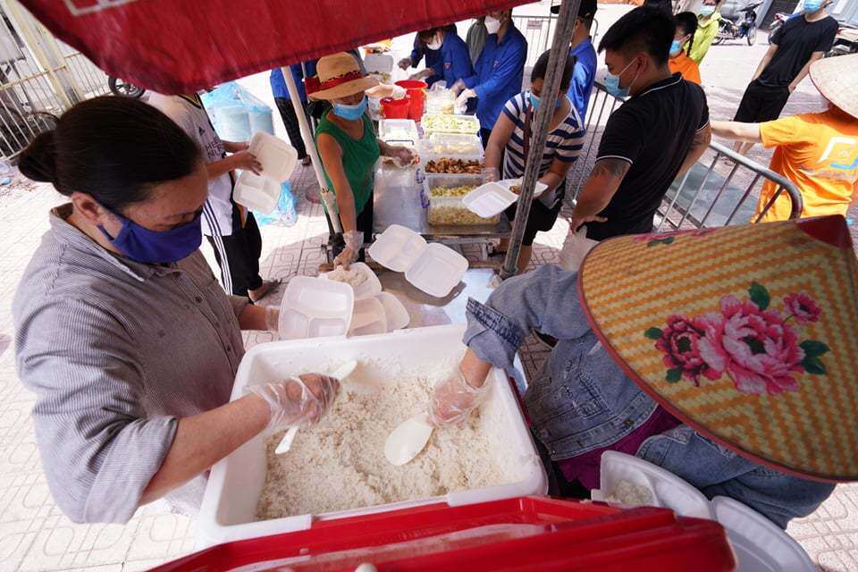 "Bữa cơm 0 đồng" này được Đoàn Thanh niên phường Phú Đô phối hợp cùng 2 hộ gia đình trên địa bàn phường tổ chức làm từ thiện.