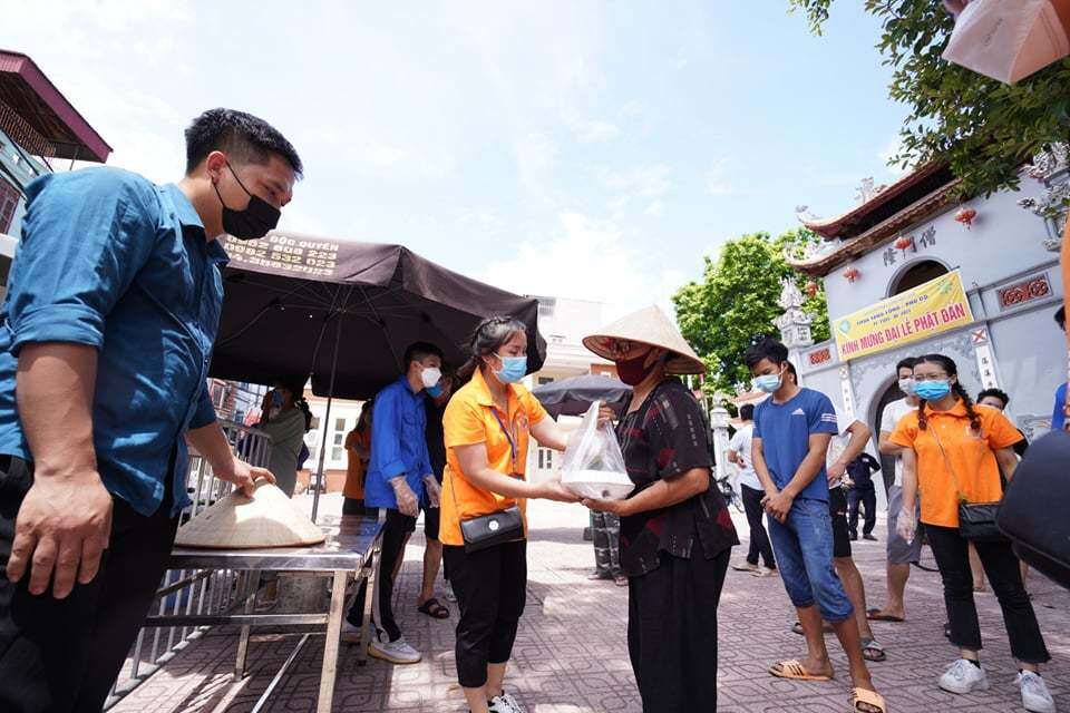 Sau khi được tổ chức, có khá đông người đến đây nhận những suất cơm miễn phí.