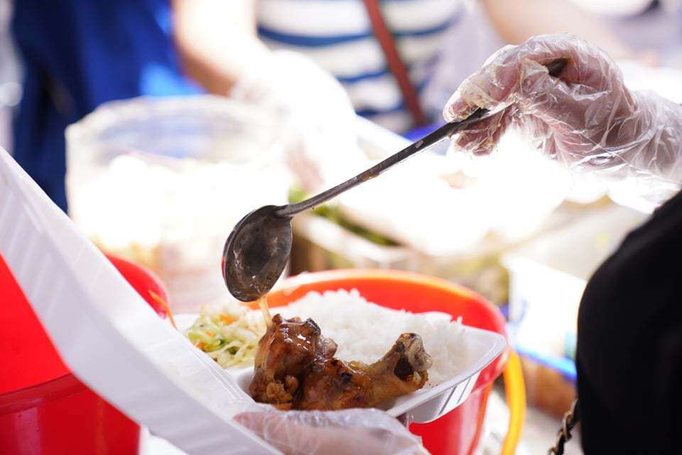 Những suất cơm được những đoàn viên, thanh niên tình nguyện, người dân nhanh chóng phục vụ người dân.