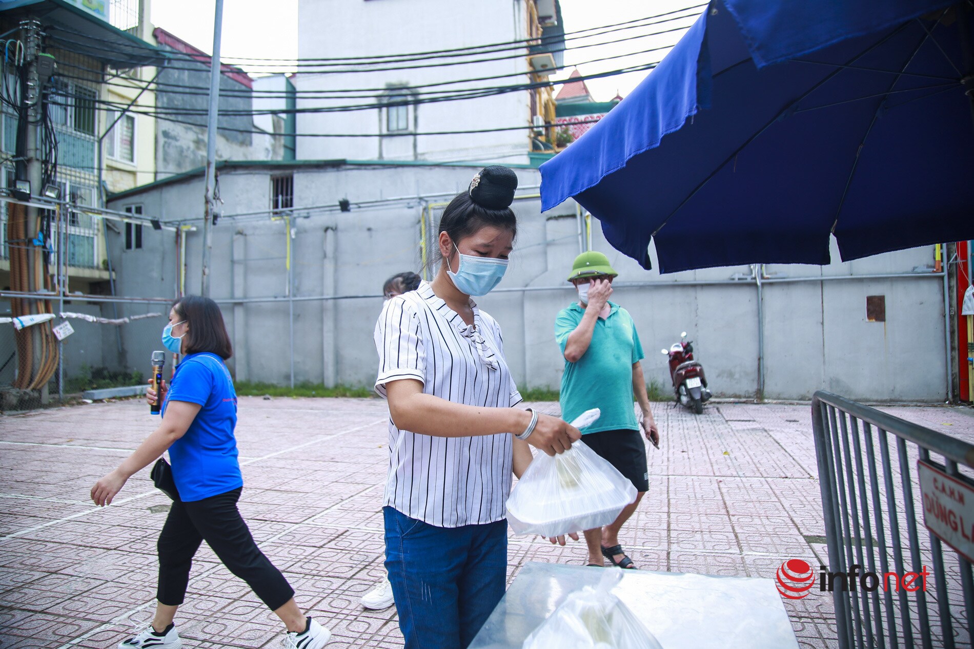 Chị Cà Thị Ngọc (24 tuổi, quê ở Sơn La đang làm việc tại Hà Nội) cho biết: "Mấy hôm nay  có chị hàng xóm gần khu trọ chỉ ra đây lấy cơm miễn phí. Nhận hộp cơm thấy đầy đủ món, nhiều thức ăn mà mừng quá, không kìm được nước mắt. Lúc khó khăn này, có được bữa ăn đủ cơm, rau, trứng... đáng quý vô cùng''.
