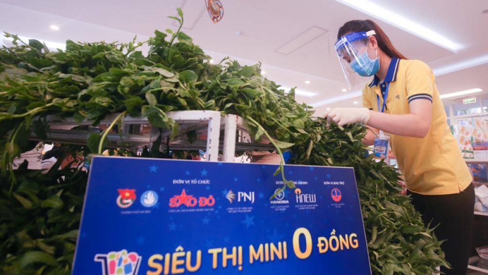 Ngoài các điểm phát cơm miễn phí, những ngày giãn cách xã hội tại Hà Nội cũng hình thành các "siêu thị 0 đồng" giúp đỡ người dân gặp khó khăn.