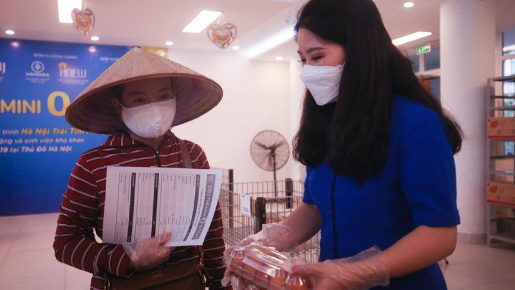 Trước đó, Liên đoàn Lao động TP Hà Nội đề nghị mỗi quận, huyện, thị xã; Công đoàn ngành, Công đoàn Khu Công nghiệp và chế xuất Hà Nội tổ chức ít nhất 1 "siêu thị 0 đồng" tại những nơi tập trung đông công nhân lao động hoặc bố trí ít nhất 1 "chuyến xe siêu thị 0 đồng" thường trực hàng ngày, để kịp thời tiếp nhận và thực hiện hỗ trợ khẩn cấp cho đoàn viên, người lao động.