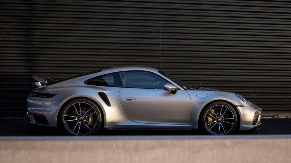 4. Porsche 911 (doanh số: 18.511 chiếc, chiếm 5% thị phần)