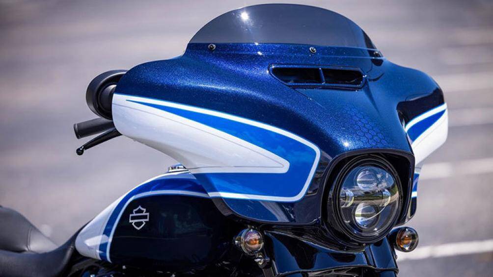 Ở phiên bản mới, Harley-Davidson Street Glide Special vẫn được trang bị dàn đèn full LED hiện đại, màn hình cảm ứng có kết nối với điện thoại thông minh