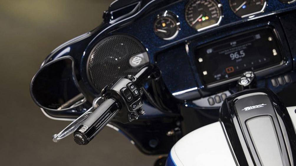 Kèm với đó là khối động cơ Milwaukee-Eight 114 mạnh mẽ và uy lực. Ngoài ra, xe cũng được trang bị hệ thống thông tin giải trí "Boom! Box GTS" hiện đại