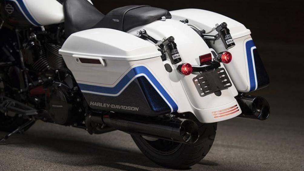 Tại Việt Nam, các phiên bản màu khác nhau của mẫu xe này đang được đặt ở mức giá khoảng 1,06 tỷ đồng