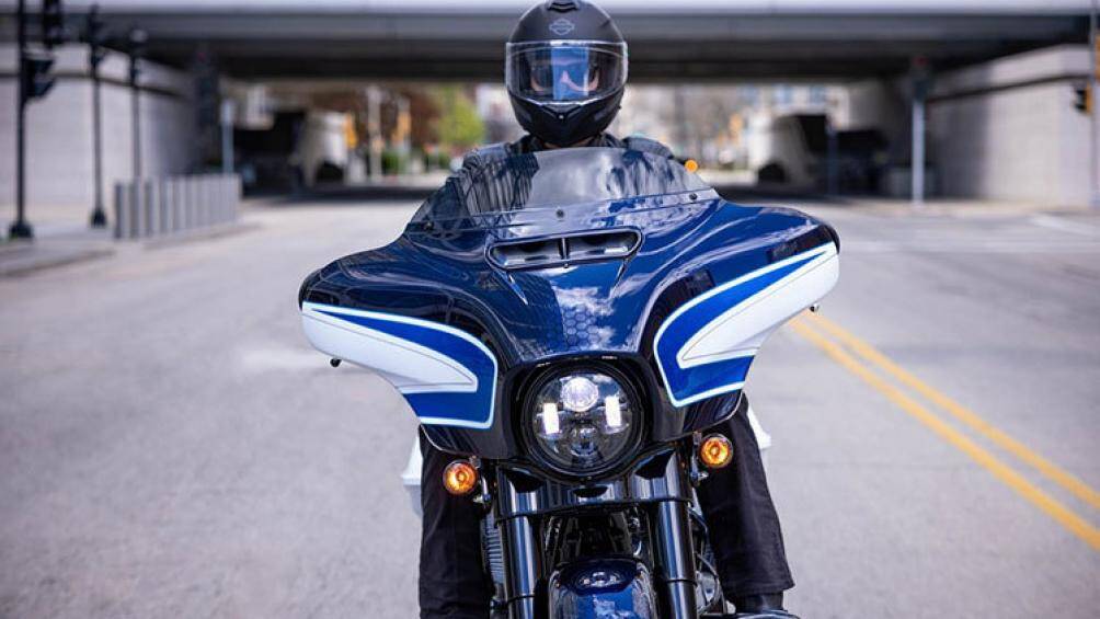 Toàn bộ màu sơn và họa tiết trên xe được vẽ tay bởi một đội ngũ của những thợ sơn, nhà thiết kế và họa sỹ nổi tiếng