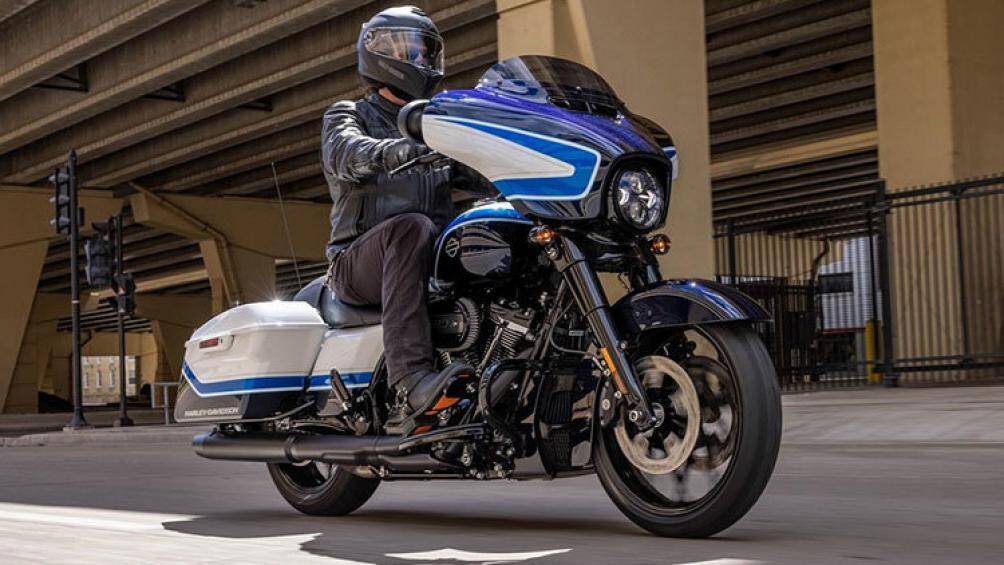 Ra mắt năm 2006, Street Glide là dòng xe chủ lực của Harley-Davidson và đồng thời là phiên bản bagger hot rod thu nhỏ của dòng Electra Glide/Ultra