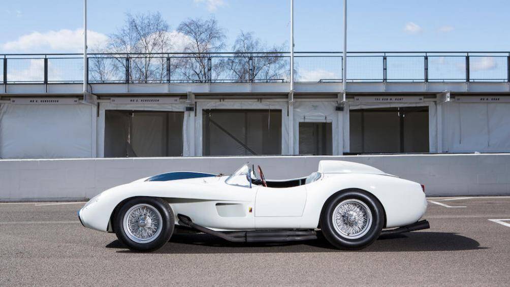 Chưa hết, chiếc xe vẫn giữ nguyên hình dạng hệ thống lái và hệ thống treo giống như xe gốc