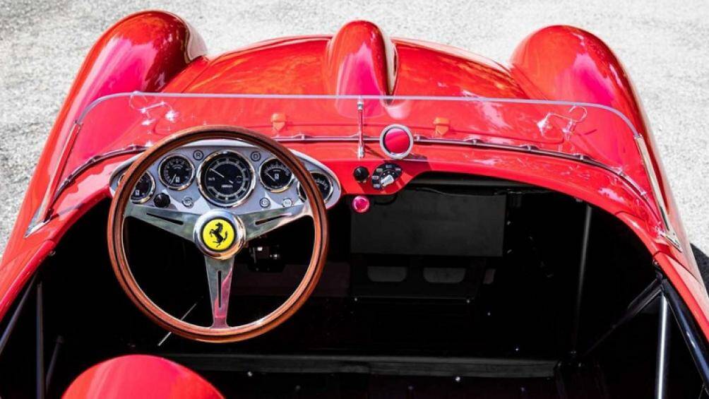 Vô lăng xe có hệ thống nhả nhanh nhỏ nhất, đồng hồ đo nhiên liệu bây giờ hiển thị dung lượng pin và đồng hồ đo vòng tua động cơ biến thành đồng hồ đo tốc độ