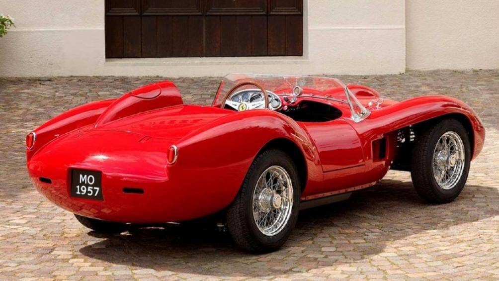 Bên trong là một chiếc ghế duy nhất sử dụng chất liệu da giống như những chiếc xe đi đường phố của Ferrari và vô lăng Nardi giống như xe nguyên bản