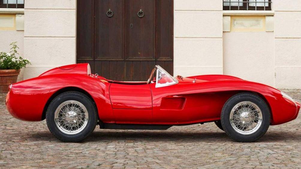 Hơn nữa, sơn xe là loại có trên xe Ferrari hiện đại và chiếc xe chạy bằng bộ lốp Pirelli được làm thủ công