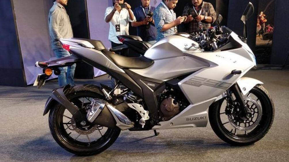 Thiết kế yên xe được tách biệt thành 2 tầng, cùng các đường gờ và phần màu tương phản giúp Gixxer SF250 tăng tính thể thao