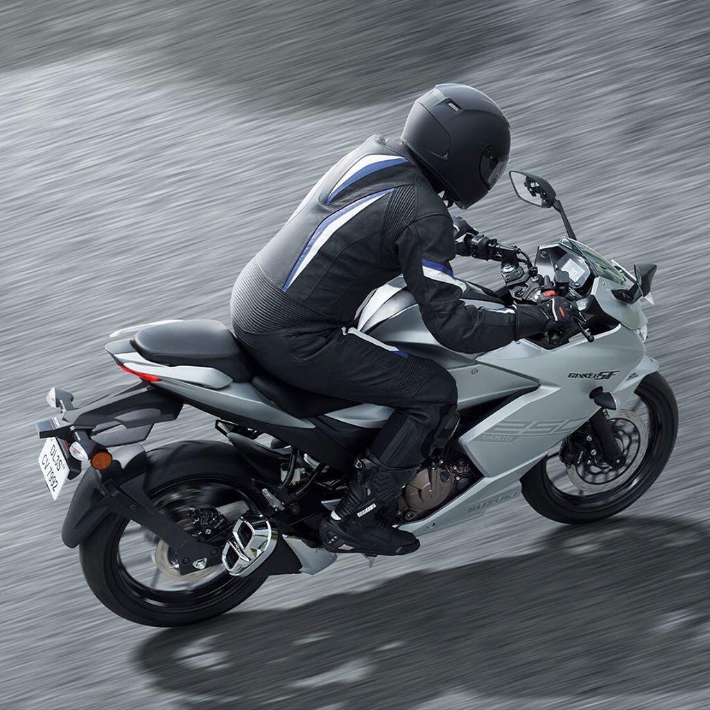 Đi kèm là hộp số côn tay 6 cấp và hệ thống phun xăng điện tử, sản sinh công suất tối đa 26,1 mã lực tại tua máy 9.000 vòng/phút