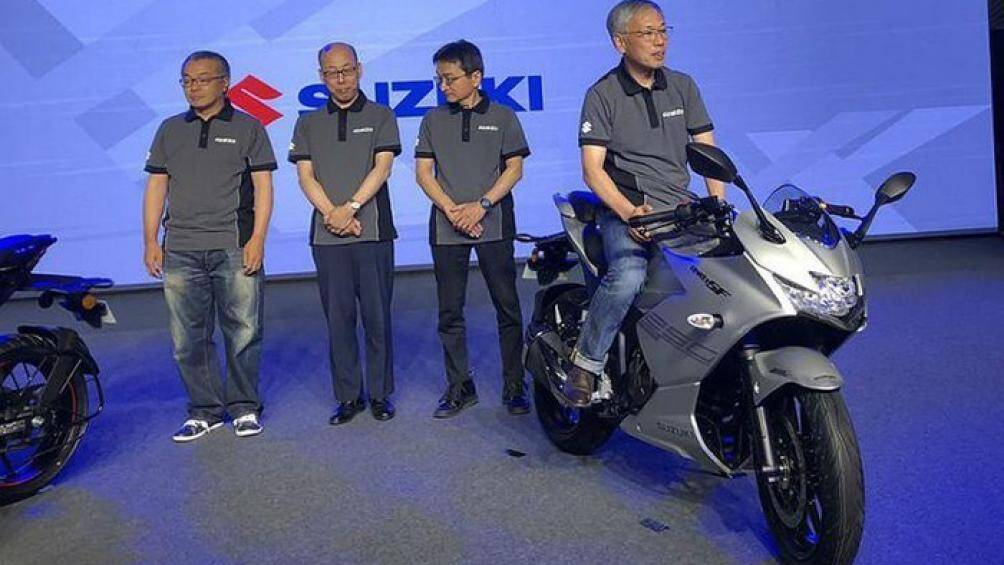 Các bánh mâm hợp kim có đường kính 17 inch và được lắp lốp không săm với thông số 110/70R-17M/C và 150/60R-17M/C