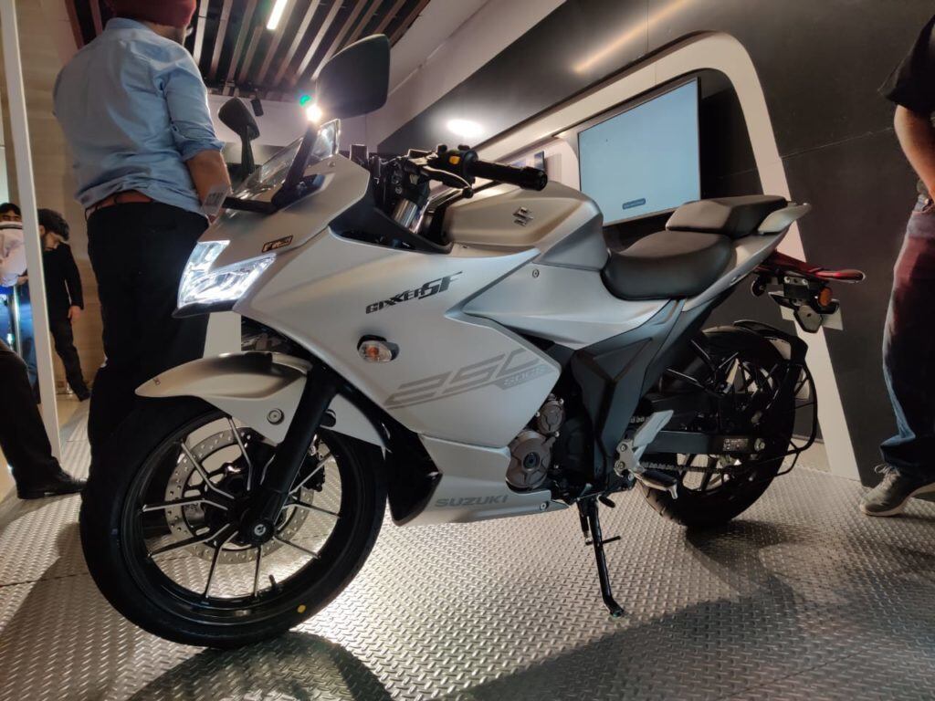 Về ngoại hình, Suzuki Gixxer SF250 được trang bị hệ thống đèn pha và đèn hậu LED, cụm đồng hồ kỹ thuật số và có phong cách thiết kế cơ bắp