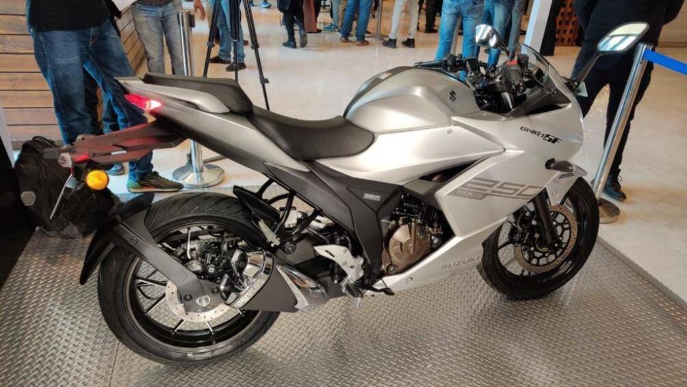 Ngoài ra, xe sử dụng tay lái dạng clip-on để người điều khiển có tư thế ngồi hướng về phía trước nhiều hơn