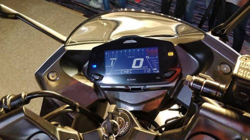 Màn hình công tơ mét của xe dạng LCD, kèm nút bấm với đầy đủ các thông số