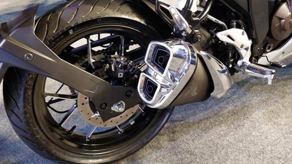 Phía dưới, ống xả kép nhỏ gọn được bọc kim loại và ốp cách nhiệt mạ Chrome