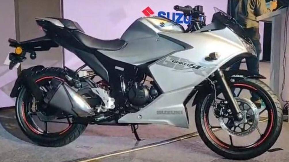 Bình xăng phía trước có dung tích 12 lít giúp người lái khép chân dễ dàng hơn, đồng thời, bộ phận này được phối 2 tông màu với một dải màu đen cắt dọc phía trên