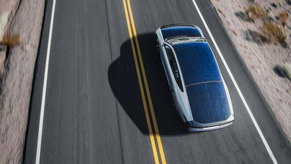 Điểm đặc biệt của mẫu xe này là khả năng tự sạc điện, thông qua những tấm pin năng lượng mặt trời trên nóc và mui xe