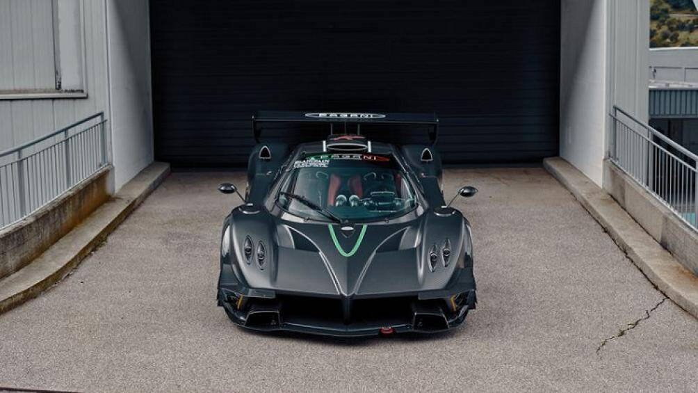 Chiếc Pagani Zonda R Evolution cực hiếm này mang số hiệu 5 và là chiếc đầu tiên có mặt tại Mỹ. Hiện xe đang được rao bán với mức giá bí mật