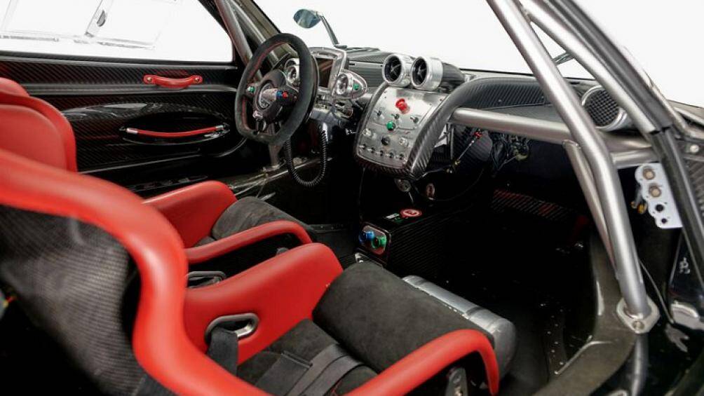 Giá xe Pagani Zonda R Evolution thông thường được hãng ô tô Thuỵ Điển đưa ra khoảng 2,27 triệu USD (khoảng 51,7 tỷ đồng)