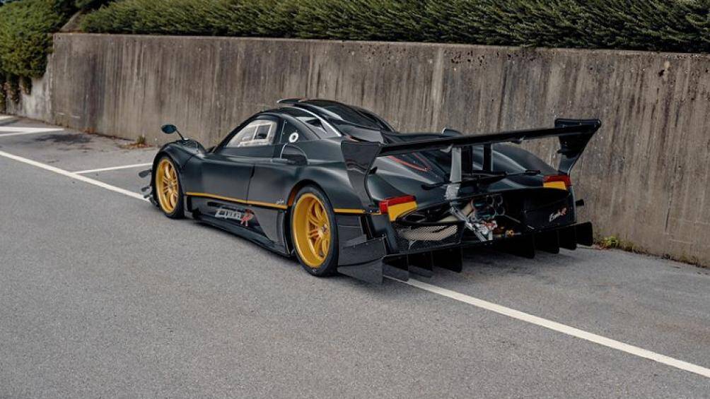 Khối động cơ V12 6.0L sản sinh công suất tối đa 800 mã lực, giúp Zonda R Evolution tăng tốc từ 0 - 96 km/h chỉ trong 2,7 giây trước khi cán tốc độ tối đa 370 km/h