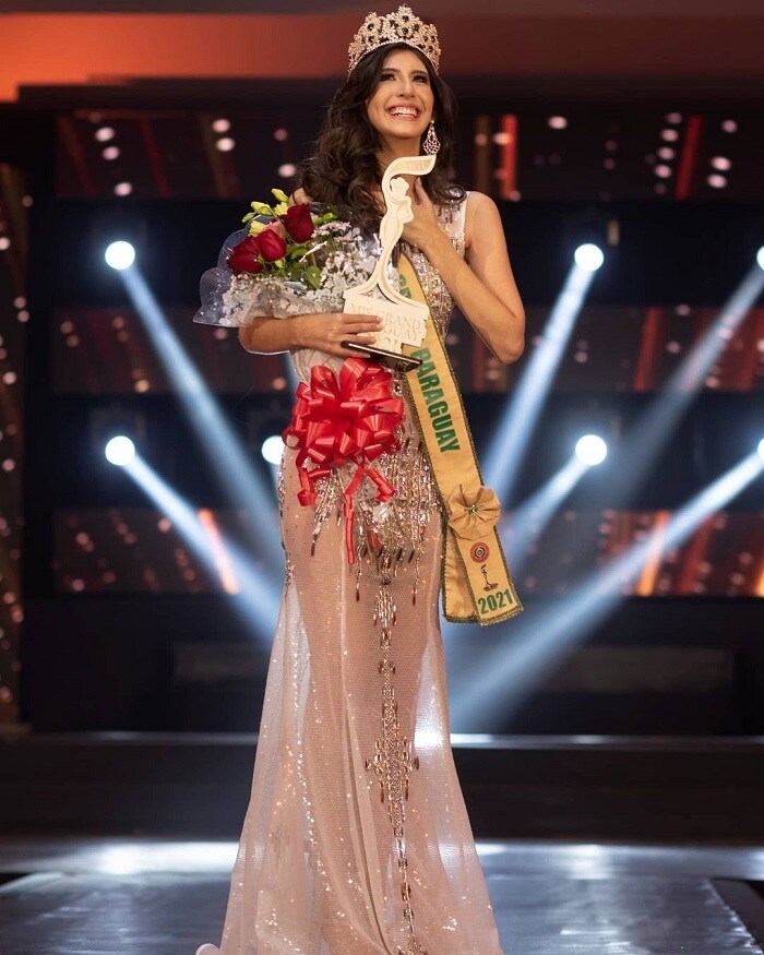 Andrea Jimena Sosa đăng quang Miss Grand Paraguay 2021. Andrea năm nay 21 tuổi, cao 175 cm. Cô là người mẫu chuyên nghiệp, thông thạo nhiều ngôn ngữ như tiếng Tây Ban Nha, tiếng Anh…