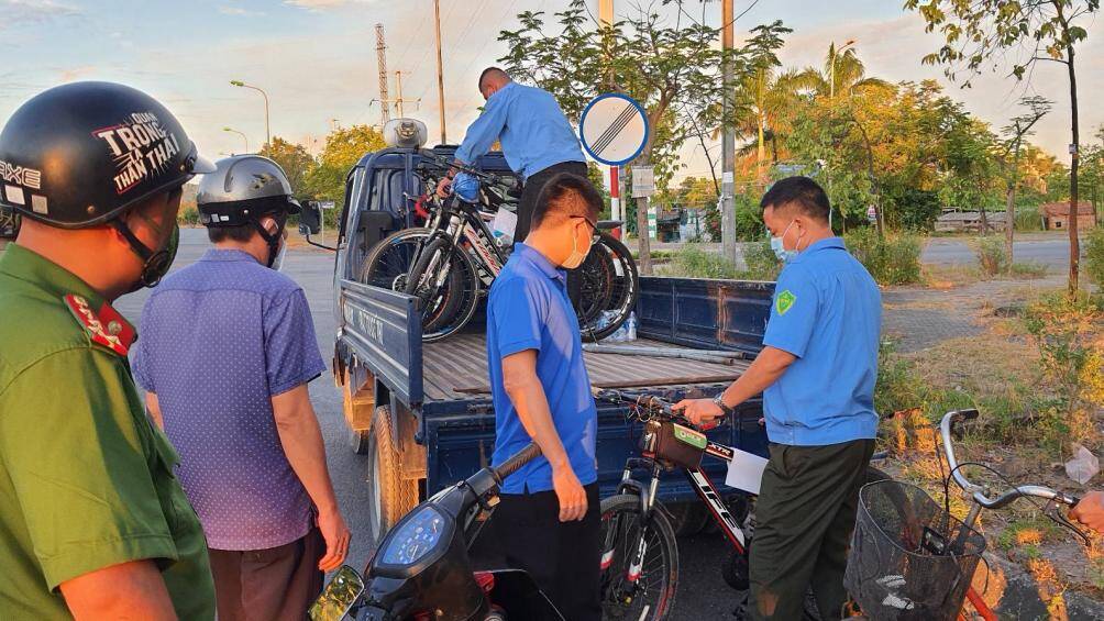 Cũng theo ông Khánh, hầu hết người dân đều chấp hành tốt. Các hàng quán trong khu vực đa số đều đóng cửa, những nơi mở cửa đều thực hiện tốt các biện pháp phòng dịch và chỉ bán mang về.