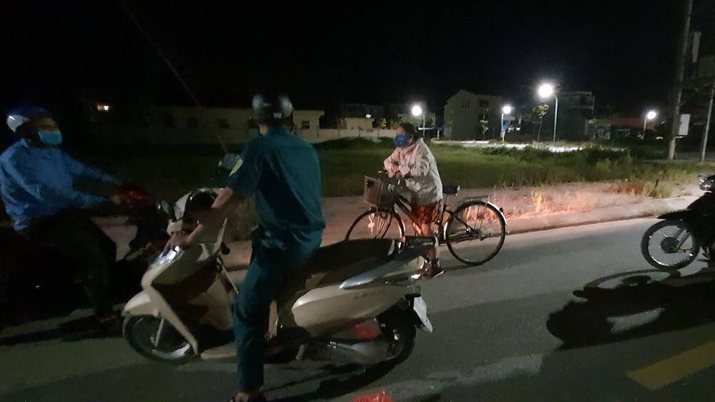 Dù quyết định giãn cách xã hội có hiệu lực từ 0h ngày 17/8, nhưng vào sáng sớm vẫn có những người ra đường không có lý do chính đáng
