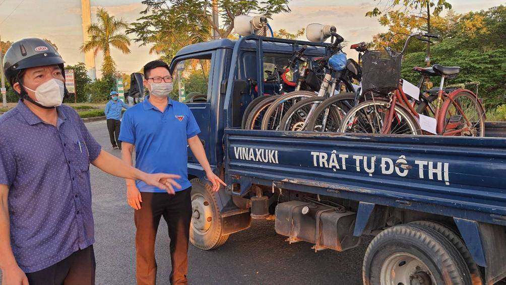 Ông Nguyễn Ngọc Khánh - Chủ tịch UBND phường Hưng Dũng, TP Vinh cho biết: Chỉ vài giờ tuần tra, lực lượng chức năng của phường đã lập biên bản và thu giữ 9 xe đạp của người dân vi phạm chỉ thị 16