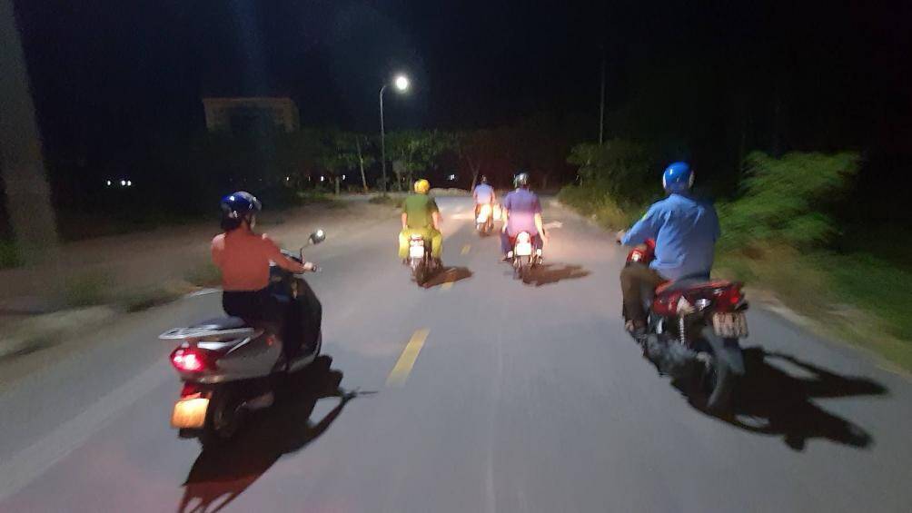 Từ 4 giờ sáng lực lượng chức năng gồm lãnh đạo UBND phường, công an, đại diện một số tổ chức đoàn thể đi  quanh khu vực phường mình để kiểm tra việc chấp hành phòng chống dịch của người dân