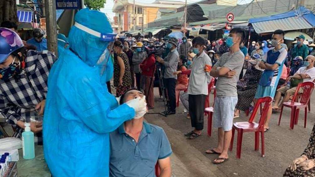 Tuy nhiên, do đợt bùng phát này có dấu hiệu lây lan nhanh, các ca mắc có lịch trình phức tạp, tiếp xúc nhiều người, ở nhiều nơi nên tỉnh Nghệ An đã quyết định áp dụng Chỉ thị 16 từ 0h ngày 17/8 với hi vọng sẽ nhanh chóng ngăn chặn dịch, bảo vệ được sức khỏe cho người dân