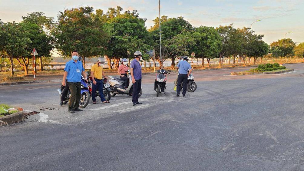 Trục đường ven sông Lam và khu vực các hồ điều hòa là nơi người dân hay tụ tập hóng mát được lực lượng chức năng kiểm tra thường xuyên