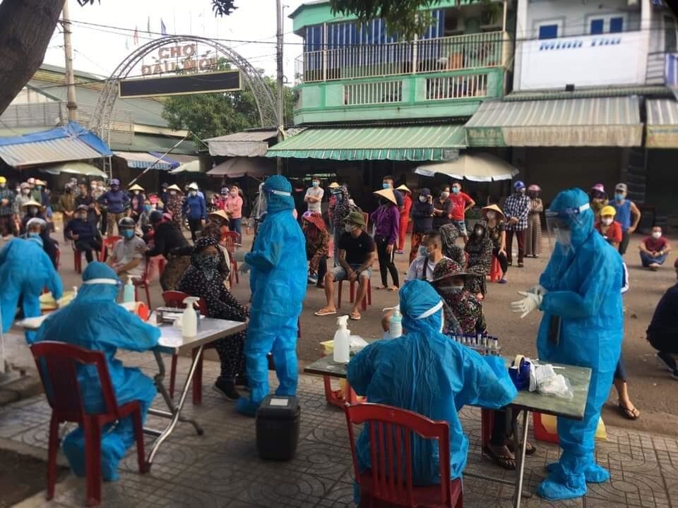 Trước đó, vào ngày 14/7 sau khi phát hiện ổ dịch Covid-19 mới bùng phát ở khu vực Chợ đầu mối Vinh, tỉnh Nghệ An đã quyết định áp dụng biện pháp giãn cách xã hội theo chỉ thị 15 và tiến hành các biện pháp truy vết, dập dịch.